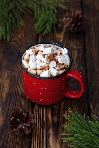 Copo Vermelho Com Bebida Quente Com Marshmallow Fundo Natal Madeira — Fotografia de Stock