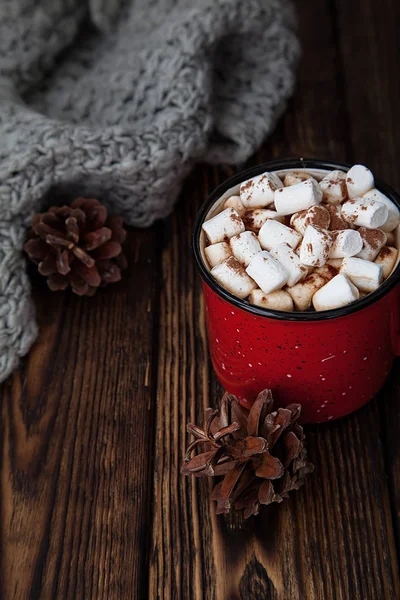 Una Taza Roja Con Bebida Caliente Con Malvavisco Bufanda Punto — Foto de Stock