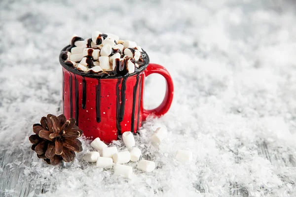 Heißgetränk Mit Marshmallow Und Schmelzender Schokolade Auf Schneebedecktem Hintergrund — Stockfoto