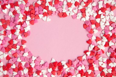 çok şeker mini kırmızı ve pembe kalpler kalp kökenli. Metin boş Merkezi