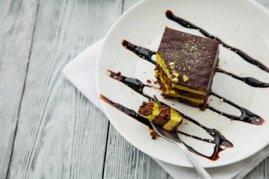 Beyaz tabakta Avusturya üç kat pastadan bir parça yakın çekim