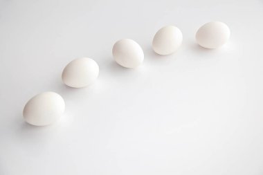 Beyaz tavuk yumurtası görüntüdeki soldan çapraz kavramı