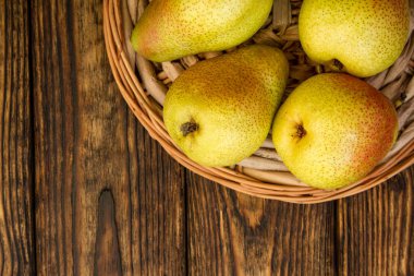 yuvarlak hasır tepsi, yaz meyve olgun armut