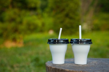 ormanda açık havada beyaz plastik bardak iki kokteyl