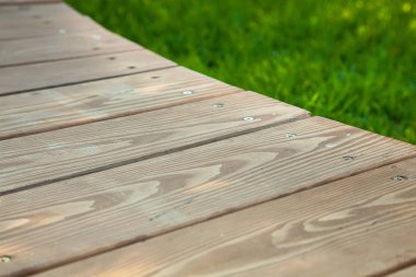 Bulanık yaz yeşili arka plan ile görüntü üzerinde diyagonal ahşap masa