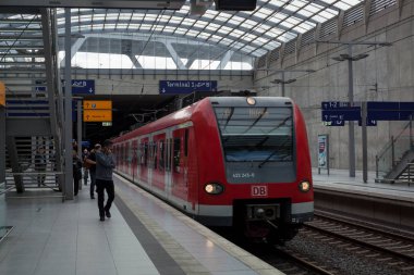 Köln, Almanya - ekim, 2018: Gündüz Köln ana istasyon platformu.