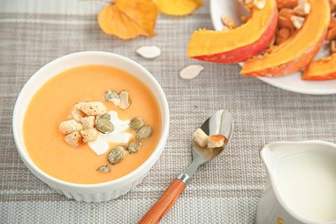 beyaz bir tabakta kabak kremaçorbası. Üstte görüntü.