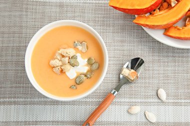 beyaz bir tabakta kabak kremaçorbası. Üstte görüntü.