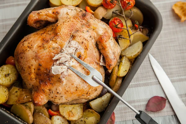 şükran günü tatil için kızarmış tavuk ve patates dilimleri, yakın.