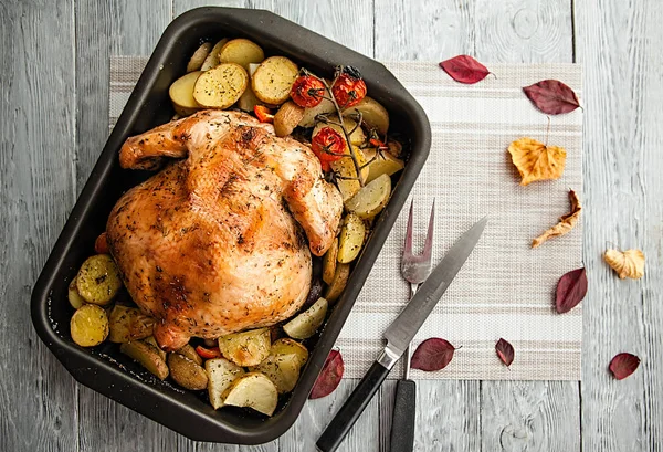 Stekt kyckling och potatisskivor för Thanksgiving Day Holiday — Stockfoto