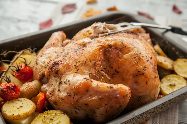 The process of slicing the finished dish, fried, crispy chicken into portions for the thanksgiving holiday. — Stock Photo, Image