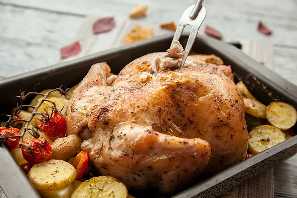 şükran tatili için porsiyonlar halinde bitmiş çanak, kızarmış, gevrek tavuk dilimleme süreci.