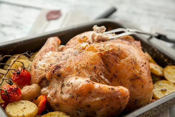 şükran tatili için porsiyonlar halinde bitmiş çanak, kızarmış, gevrek tavuk dilimleme süreci.