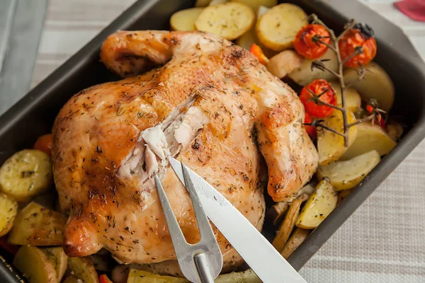 Roast chicken and potato slices for thanksgiving day holiday, close up. — Stock Photo, Image