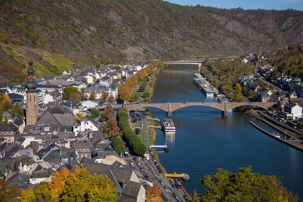 Autumn city of Cochem in Germany. October 2018. Many houses on the mountain among the vineyards and the Moselle river. — Stock Photo, Image