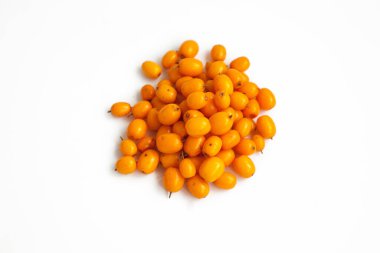 Beyaz izole edilmiş arka planda bir avuç yararlı tıbbi deniz karabatağı üzümü.