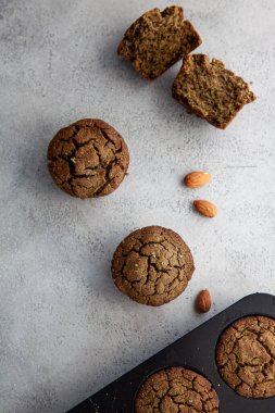 Gri masadaki leziz çikolatalı kekler, üst görünüm ve uzay kopyaları.