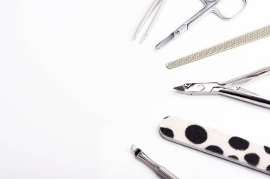 Araçlar manikür, mesaj için boş alan ile beyaz bir arka plan ayarlamak
