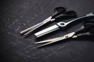 Kuaförlük araçları kopya alanı üst kısmında siyah zemin üzerine