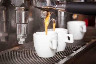 Geleneksel Espresso kahve iki fincan espresso kahve yapma makinesi yakın çekim.