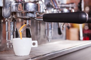 Geleneksel Espresso kahve espresso kahve yapma makinesi yakın çekim.