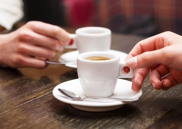 Primer Plano Dos Personas Sosteniendo Tazas Café Sentadas Cafetería — Foto de Stock