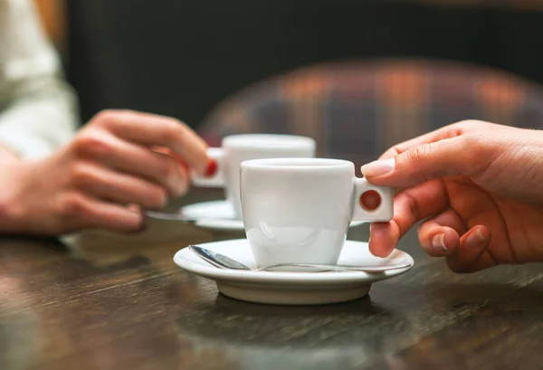 Primer Plano Dos Personas Sosteniendo Tazas Café Sentadas Cafetería — Foto de Stock