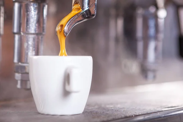 Primo Piano Della Macchina Caffè Espresso Tradizionale Che Una Tazza — Foto Stock