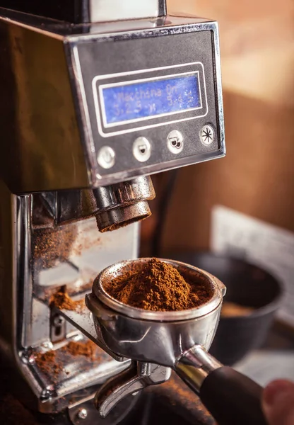 Immagine Ritagliata Barista Con Macinacaffè Che Tiene Portafiltro Con Caffè — Foto Stock