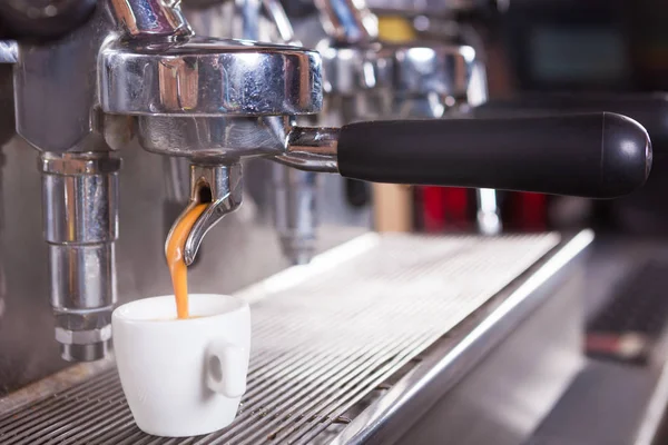 エスプレッソのコーヒー カップを作る伝統的なエスプレッソ コーヒー マシンのクローズ アップ — ストック写真