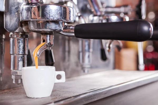 Primer Plano Máquina Café Expreso Tradicional Que Hace Taza Café —  Fotos de Stock