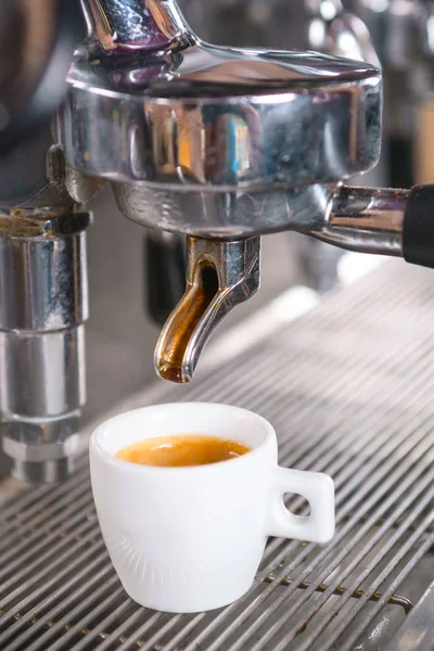 Primer Plano Máquina Café Expreso Tradicional Que Hace Taza Café —  Fotos de Stock