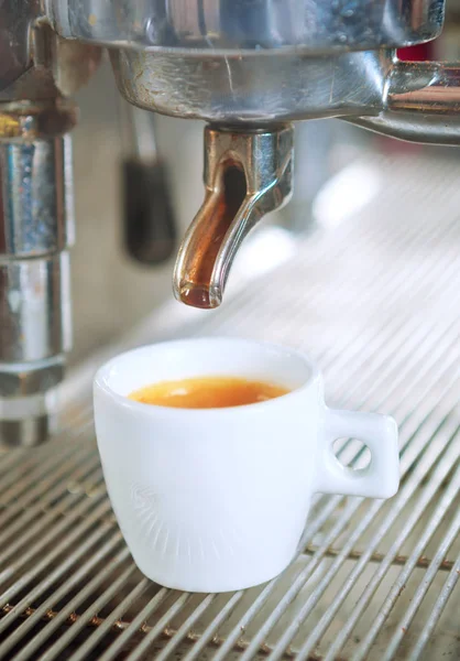 Primo Piano Della Macchina Caffè Espresso Tradizionale Che Una Tazza — Foto Stock