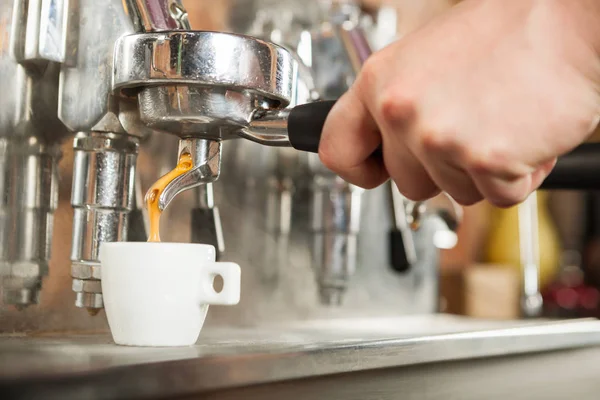 Close Van Barista Espressokoffie Maken — Stockfoto