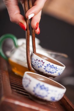 Geleneksel Çince töreni teaware kırpılmış atış.
