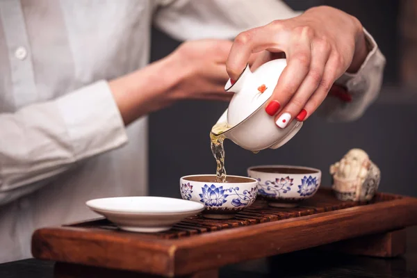 Oříznutý Snímek Žena Nalil Šálek Tradiční Čínské Teaware — Stock fotografie