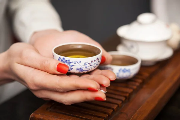 Oříznutý Snímek Ženy Držící Tradiční Chinense Hrnek Zeleného Čaje Oolong — Stock fotografie