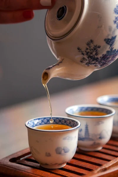 Oříznout Záběr Nalévání Čaje Tradiční Čínské Teaware — Stock fotografie
