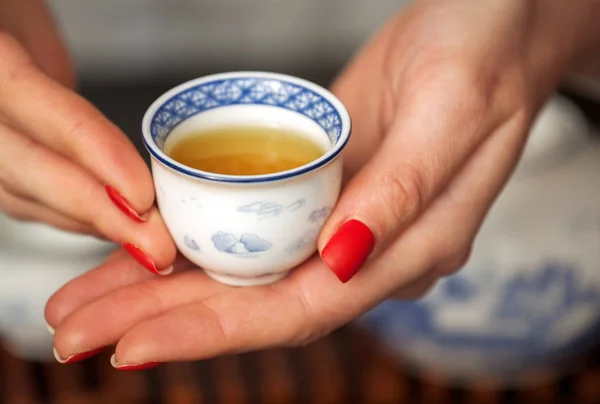 Oříznutý Snímek Ženy Držící Tradiční Chinense Hrnek Zeleného Čaje Oolong — Stock fotografie