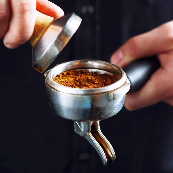 Barista Innehav Portafiltret Och Kaffe Tamper Att Göra Espresso Kaffe — Stockfoto