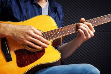 Ses stüdyosunda pratik rock gitaristi.
