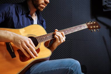 Ses stüdyosunda pratik yakışıklı rock gitaristi.