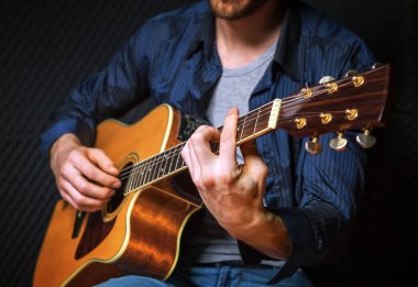 Ses stüdyosunda pratik rock gitaristi.