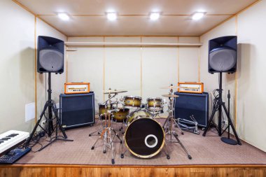 Müzik prova yeri kiti davul ve müzikal donanımları ile.