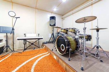 Müzik prova yeri kiti davul ve müzikal donanımları ile.
