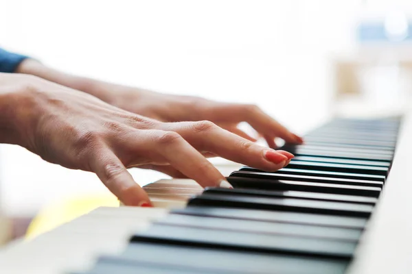 Close Pianistas Mãos Tocando Piano Profundo Fundo Campo — Fotografia de Stock