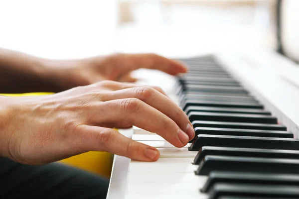 Close Pianistas Mãos Tocando Piano Profundo Fundo Campo — Fotografia de Stock