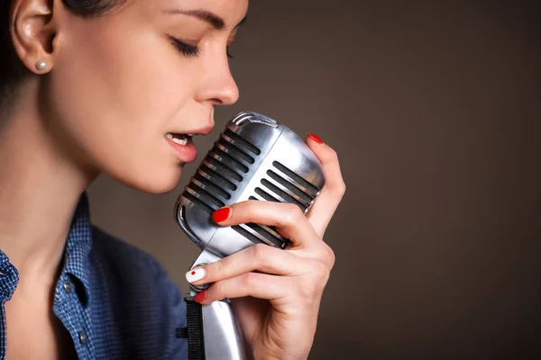 Hermosa Mujer Cantando Sosteniendo Micrófono Retro —  Fotos de Stock