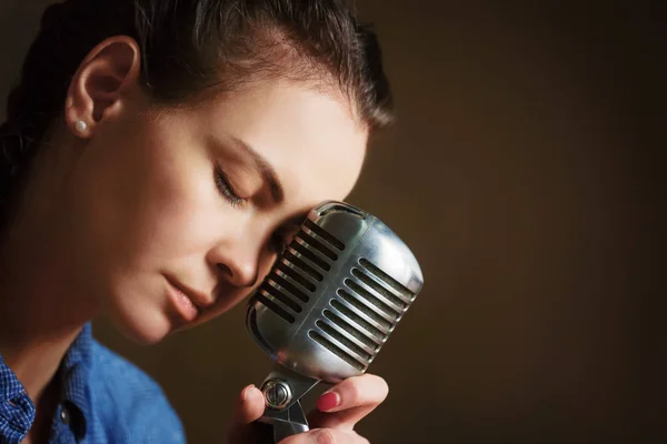 Bella Donna Che Canta Tenendo Microfono Retrò — Foto Stock