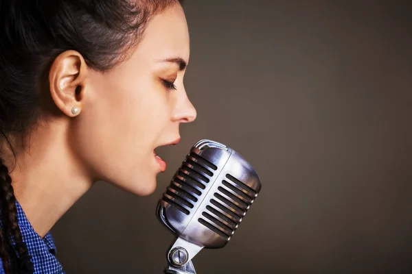 Όμορφη Γυναίκα Τραγούδι Εκμετάλλευση Ρετρό Μικρόφωνο — Φωτογραφία Αρχείου